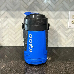 Igloo 1/2 gallon water jug black and blue